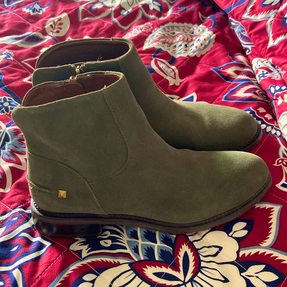 Nice pair of olive green Franco Sarto ankle boots